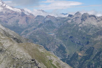 Dalla vetta: Lago Gabiet, Passo dei Salati e nebbie valsesiane