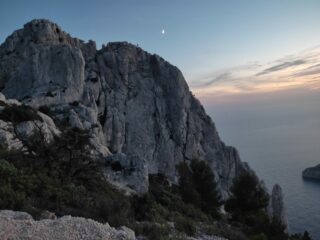 Noi due in cresta. Il primo si trova all'altezza dell'ultima sosta con catena. In centro nella parte più bassa della cresta si trova il muretto di 4m da passare in A0