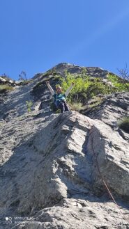 L5 diedro   la partenza proprio sotto il dietro placcha con uno spit alla base  
