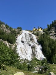 La cascata della Frua in tutta la sua imponenza