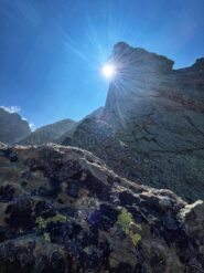 Il sole si nasconde dietro lo spigolo 