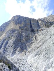 Rampa di accesso, stare sulla destra e poi sostare su cengia a sx prima delle due fessure, dove si continuerà 