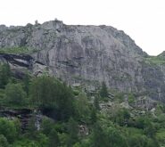 La parete vista dalla strada.
