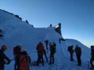In salita c'è tanto traffico. Sullo sfondo la bella Becca