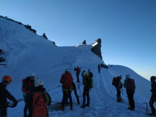 In salita c'è tanto traffico. Sullo sfondo la bella Becca