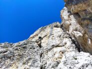 A circa metà via, un'altra cordata esce a sx verso il catino sud, la via prosegue nel camino con sassi incastrati in alto a dx