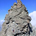 Noi ci stiamo calando dal masso in cima su cordino, più sicuro calarsi sulla catena poco più in basso!