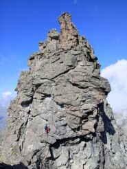 Noi ci stiamo calando dal masso in cima su cordino, più sicuro calarsi sulla catena poco più in basso!