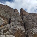 La via sale lungo i camini a sinistra nella foto.