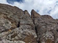 La via sale lungo i camini a sinistra nella foto.