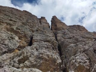 La via sale lungo i camini a sinistra nella foto.