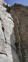 attacco della via in diedro da salire in dulfer con un po' di decisione