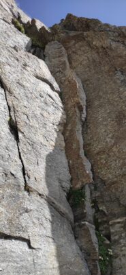 attacco della via in diedro da salire in dulfer con un po' di decisione