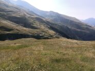 Un tratto della sterrata di salita nel bel vallone di Traversiera.