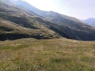 Un tratto della sterrata di salita nel bel vallone di Traversiera.