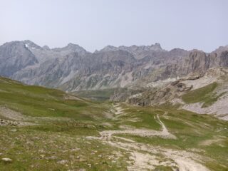 Il primo tratto della discesa verso Chiappera dal colle.
