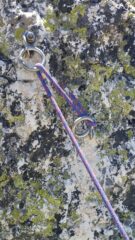 Incastri impossibili della cordata davanti a noi. Con i due anelli separati conviene tirare la corda dal lato dell'anello basso.