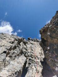 Il tiro di IV, subito dopo l'unica calata della cresta