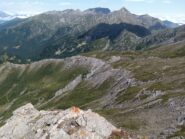 Un buon tratto della mulattiera di discesa vista dallo spiazzo della Campana dei caduti.