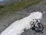 Ancora una chiazza di neve sulla mulattiera.