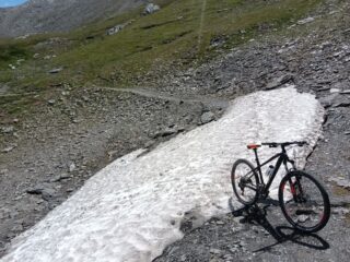 Ancora una chiazza di neve sulla mulattiera.