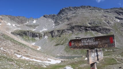 Segnaletica dopo il rifugio nei pressi del lago.