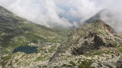 Il lago Bojret con un tratto di cresta.