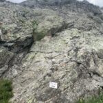 L’attacco della via con relativa targa.