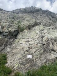 L’attacco della via con relativa targa.