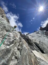 zoccolo roccioso e corde fisse