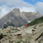 Districandosi nella pietraia. Sfondo Aig. de Bonalé
