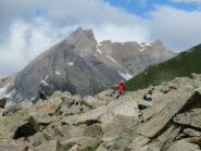 Districandosi nella pietraia. Sfondo Aig. de Bonalé