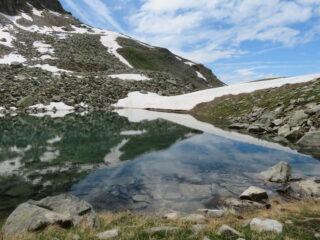 scorcio del lago, con residui di neve
