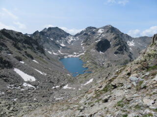 Lago di Pietrarossa e Mont Colmet. Rimane ben poca neve.