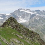 in primo piano Becca Refreita; sul fondo Ruitor