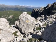 Il masso col bollo giallo. Sullo sfondo la Corna Rossa