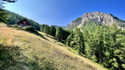 La cima incombente da poco sotto la radura del rifugio