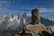 L'arrivo in vetta: ometto e Grandes Jorasses