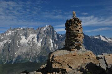 L'arrivo in vetta: ometto e Grandes Jorasses