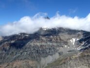 La Grivola fa capolino da dietro una malefica nuvola.