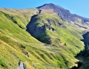 Sulla sterrata sopra il rif.Savigliano, con la 3 Chiosis sullo sfondo