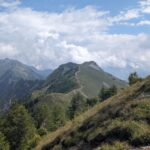 La dorsale percorsa, vista da cima Longhede. Il punto più basso a sinistra è il col Fenetre