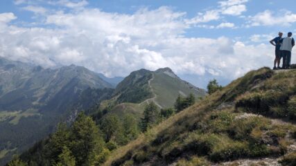 La dorsale percorsa, vista da cima Longhede. Il punto più basso a sinistra è il col Fenetre