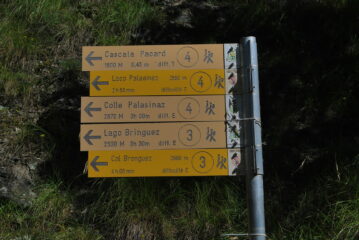 Lo stacco dei sentieri 3 e 4 dalla strada per Estoul. La salita è tutta sul sentiero n. 3 
