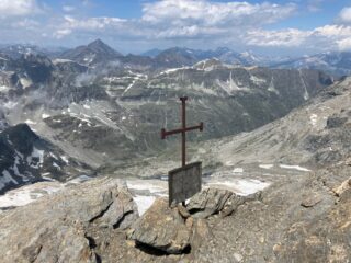 Una delle 3 croci in punta al Niblè