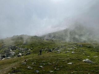 Niente foto al Colle Albergian causa bestemmie per riparazione copertone tagliato, qui in discesa nel Vallone del Laux