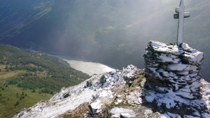 Croce di vetta con vista sulla diga