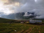 Pendii erbosi, salendo sopra Alpe Mestrallet.