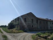 Vecchie cascine un tempo abitate da numerose famiglie e ora diroccate.