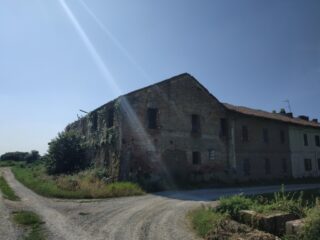 Vecchie cascine un tempo abitate da numerose famiglie e ora diroccate.